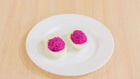 яйца, фаршированные сельдью и свеклой