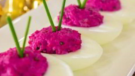 яйца, фаршированные сельдью и свеклой