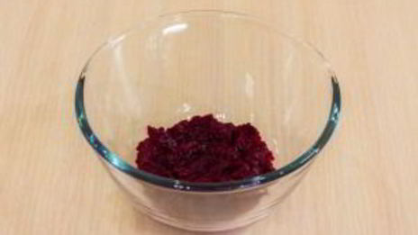 яйца, фаршированные сельдью и свеклой