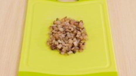 яйца, фаршированные сельдью и свеклой