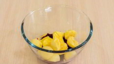 яйца, фаршированные сельдью и свеклой