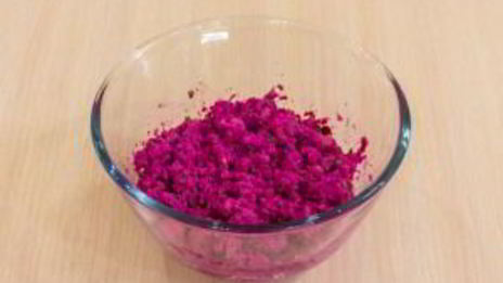 яйца, фаршированные сельдью и свеклой