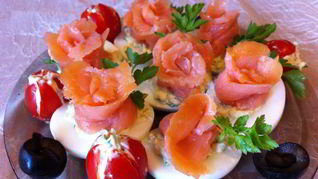 Яйца фаршированные семгой