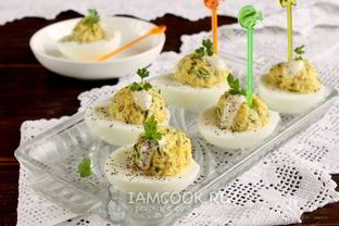 Яйца, фаршированные сыром и чесноком