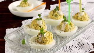 Яйца, фаршированные сыром и чесноком