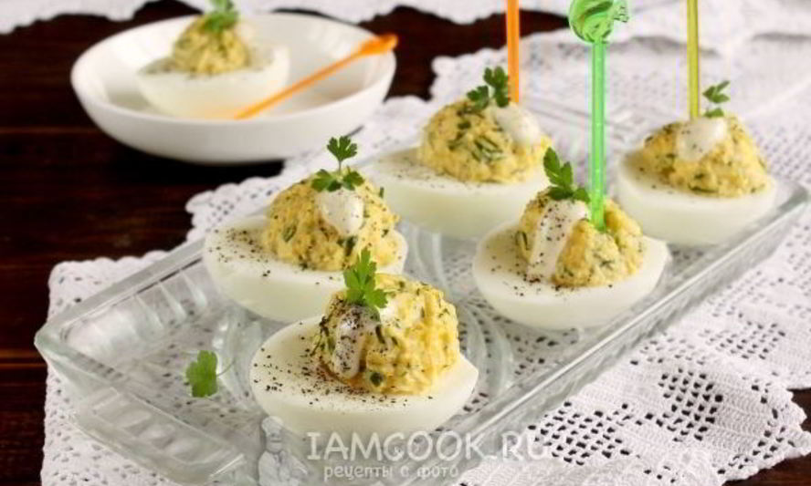 Рецепт яйца, фаршированные сыром и чесноком