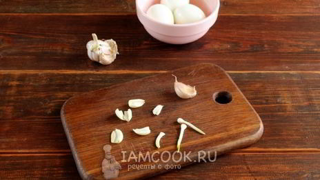 яйца, фаршированные сыром и чесноком