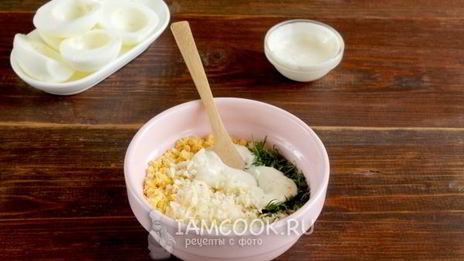 яйца, фаршированные сыром и чесноком