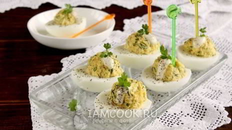 яйца, фаршированные сыром и чесноком