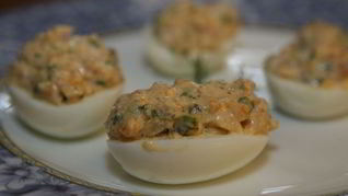 Яйца, фаршированные сыром, каперсами и шнитт-луком