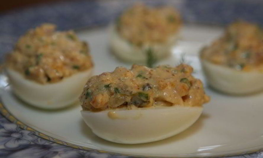 Рецепт яйца, фаршированные сыром, каперсами и шнитт-луком