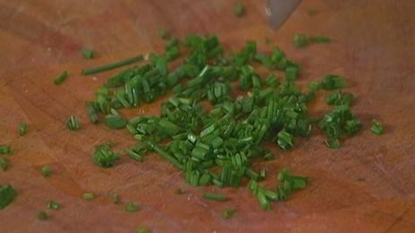 яйца, фаршированные сыром, каперсами и шнитт-луком