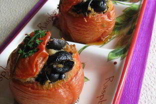 Горячая закуска из фаршированных маслинами помидор