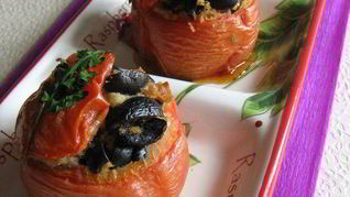 Горячая закуска из фаршированных маслинами помидор