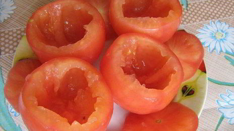 горячая закуска из фаршированных маслинами помидор