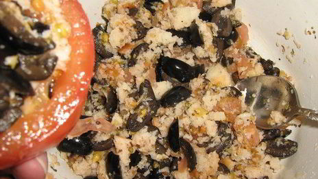 горячая закуска из фаршированных маслинами помидор