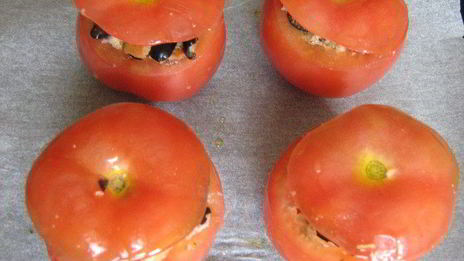 горячая закуска из фаршированных маслинами помидор