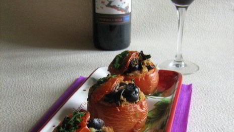 горячая закуска из фаршированных маслинами помидор