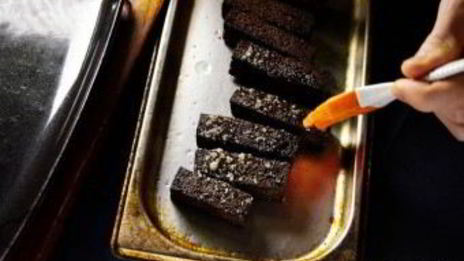 черные чесночные гренки