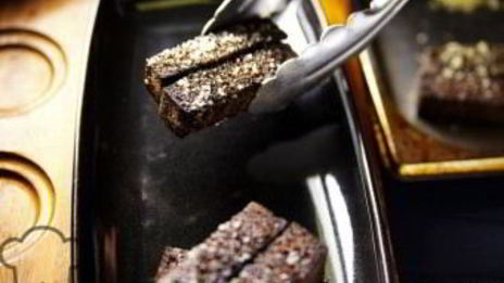 черные чесночные гренки