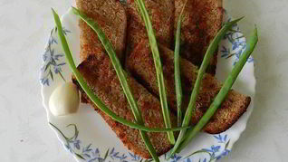 Чесночные гренки из черного хлеба с чесноком