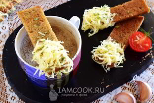 Чесночные гренки из черного хлеба