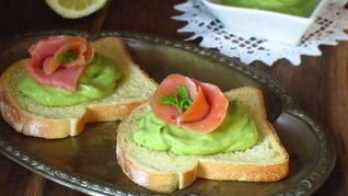 Чесночные гренки с муссом из авокадо и лососем