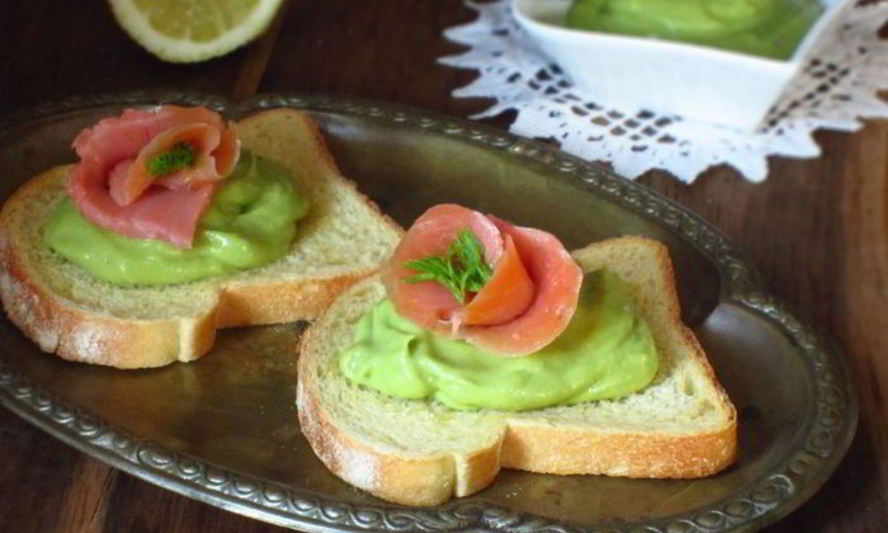 Рецепт чесночные гренки с муссом из авокадо и лососем