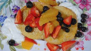 Французские гренки с апельсином и ягодами