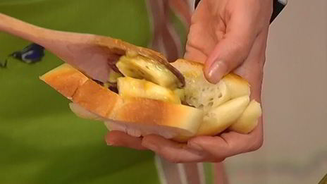 французские гренки с сушеной вишней и курагой