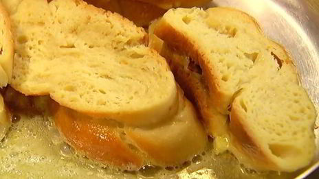 французские гренки с сушеной вишней и курагой