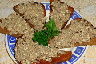 Гренки из черного хлеба с печенью и яйцом