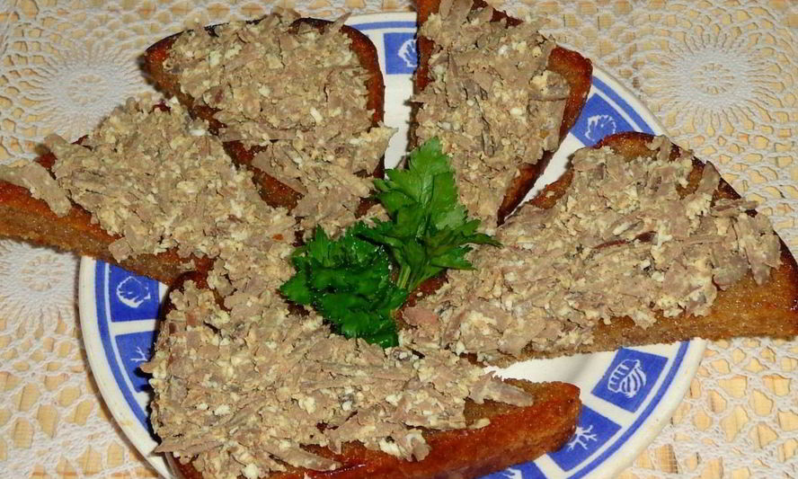 Рецепт гренки из черного хлеба с печенью и яйцом