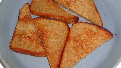 гренки из черного хлеба с печенью и яйцом