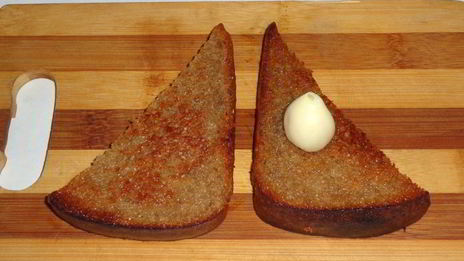 гренки из черного хлеба с печенью и яйцом