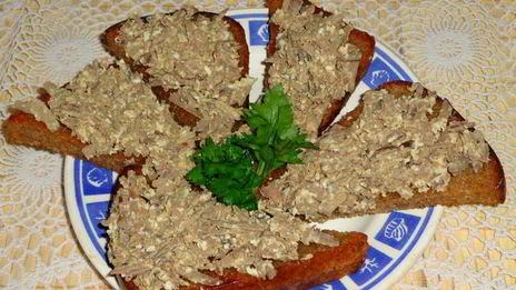 гренки из черного хлеба с печенью и яйцом