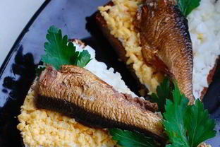 Гренки из черного хлеба с яйцом