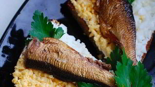 Гренки из черного хлеба с яйцом