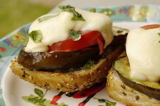 Гренки с баклажанами и моцареллой