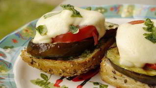 Гренки с баклажанами и моцареллой