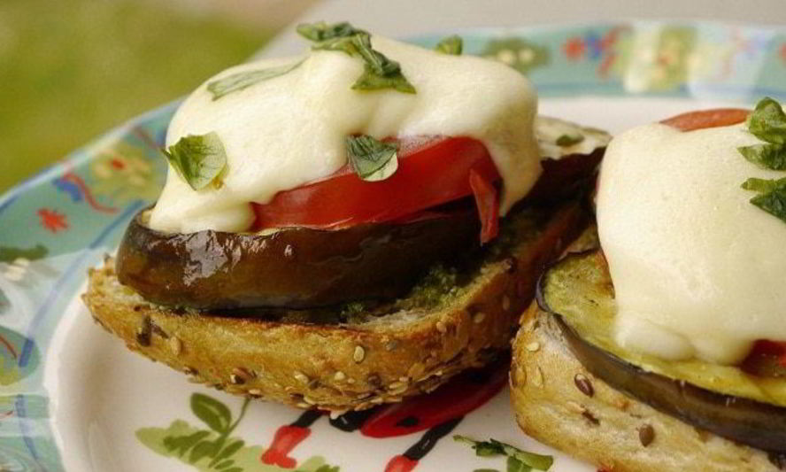 Рецепт гренки с баклажанами и моцареллой