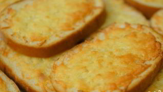 Гренки с чесноком и сыром в духовке