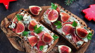 Гренки с хамоном, инжиром и двумя видами сыра