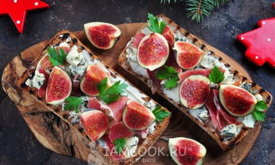 Рецепт гренки с хамоном, инжиром и двумя видами сыра