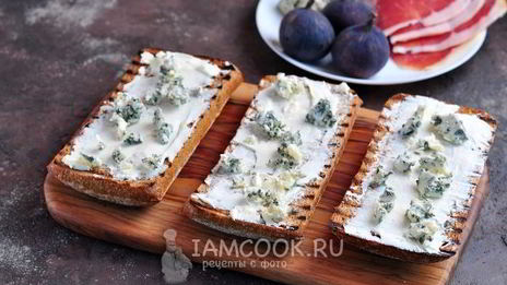гренки с хамоном, инжиром и двумя видами сыра