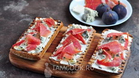 гренки с хамоном, инжиром и двумя видами сыра