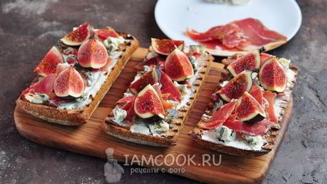 гренки с хамоном, инжиром и двумя видами сыра