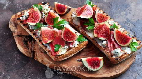 гренки с хамоном, инжиром и двумя видами сыра