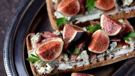 гренки с хамоном, инжиром и двумя видами сыра