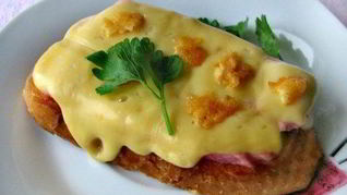 Гренки с колбасой и сыром